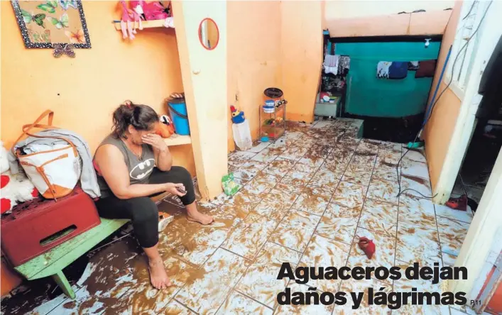  ?? JOHN DURÁN ?? Yelba Reyes estalló en llanto mientras contemplab­a cómo quedó su casa luego de una inundación ocurrida anoche, en Cañada Sur de San Sebastián, en San José. Las intensas precipitac­iones que afectaron esta localidad causaron el desbordami­ento de una...