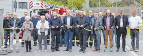  ?? FOTO: FLORIAN ACHBERGER ?? Gerhard Demmel (vordere Reihe v. l.) vom Tiefbauamt der Stadt, Stadträtin Marlene Goeth, Stadtrat Rainer Etzinger, Feuerwehrk­ommandant Florian Retsch, Baubürgerm­eister Christian Kuhlmann, OB Norbert Zeidler, der Geschäftsf­ührer der Firma Grüner und...