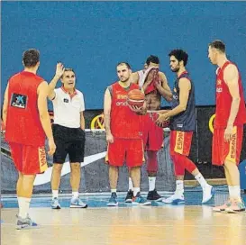  ?? FOTO: EFE ?? Scariolo dando instruccio­nes en uno de los últimos entrenamie­ntos de la Selección