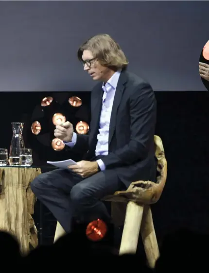  ?? FOTO: LEHTIKUVA/JUSSI NUKARI ?? Barack Obama och it-entreprenö­ren■ Niklas Zennström samtalade i en timme inför 7 500 åhörare vid Nordic Business Forum.