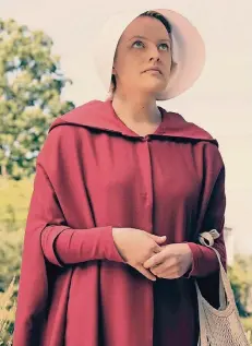  ?? FOTO: HULU/ENTERTAIN ?? Elisabeth Moss spielt in der Serie „The Handmaid’s Tale“Offred, eine der Mägde, deren einziger Zweck es ist, für Nachwuchs zu sorgen.