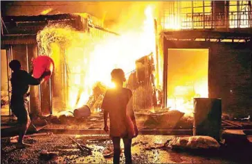  ?? POST PIX ?? Locals in Mondulkiri province’s Sen Monorom town struggle to put out a fire that tore through the provincial capital last year.