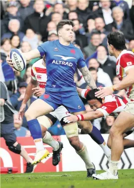  ?? Photo Midi Olympique Patrick Derewiany ?? En effectuant par deux fois sa spéciale « par-dessus », Mathieu Jalibert a prouvé au staff des Bleus qu’il avait l’étoffe d’un numéro 1.