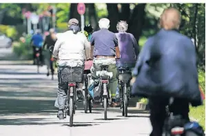  ?? FOTO: MARCUS BRANDT/DPA ?? Wie bewegen sich die Neukirchen-Vluyner fort? Mit dem Auto, dem Rad oder zu Fuß? Das will die Stadt Neukirchen-Vluyn nun erfragen.