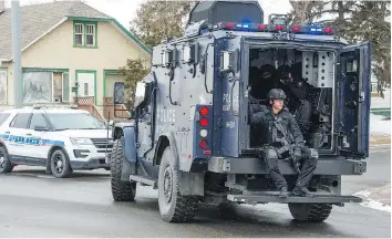  ?? BRANDON HARDER/FILES ?? A Regina police SWAT team arrives in the 400 block of Mcintyre Street on April 12.