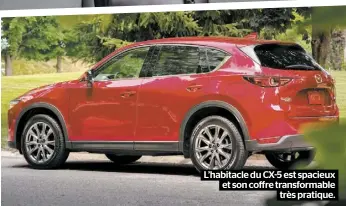  ??  ?? L’habitacle du CX-5 est spacieux et son coffre transforma­ble très pratique.