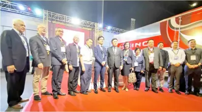  ??  ?? HINO executives together with government officials at the three-day expo, including Department of Transporta­tion undersecre­tary Marc de Leon.