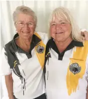  ?? ?? Warragul Bowling Club 2021/22 women’s 100 up champion Gabrielle Draisma (left) with runner-up Janette Gallasch.