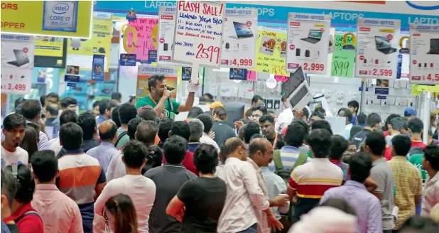  ?? — Photos by Dhes Handumon ?? THE FINAL COUNTDOWN: As expected, crowds packed Gitex Shopper on Saturday, as retailers went all-out with their crazy offers and consumers scrambled to cop the best deals.