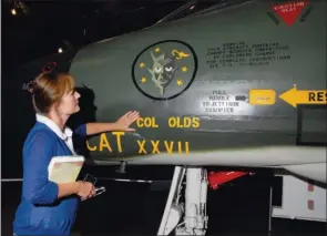  ?? USAF ?? La fille de Robin Olds semble émue de pouvoir approcher le F-4C Scat XXVII de son père au musée de l’USAF de Dayton.