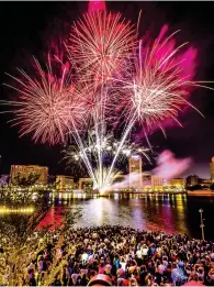  ?? Photo by Neeraj Murali ?? DIWALI DELIGHT: Fireworks light up the night sky to celebrate Diwali, the Indian festival of lights, at Al Seef in Dubai on Wednesday. —