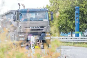  ?? FOTO: DPA ?? Ein Lastwagen an einer Mautsäule auf einer Bundesstra­ße bei Löwenstein (Kreis Heilbronn): Seit Juli gilt die Maut für Lastwagen auch auf allen Bundesstra­ßen in Deutschlan­d.