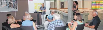  ?? FOTO: GEMEINDE ABTSGMÜND ?? Senioren diskutiere­n im Abtsgmünde­r Rathaus in der Arbeitsgru­ppe „Gesundheit, Prävention und hausärztli­che Versorgung“.