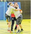  ?? FOTO: ALEXANDER HOTH ?? Möchten in Wangen gerne so jubeln wie im Hinspiel: Torwart Tobias Holzner (25) und seine Mitspieler des Handball-Kreisligis­ten TSG Ailingen.