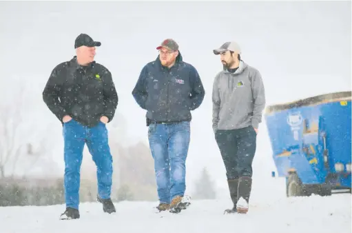  ??  ?? Stéphane Blanchette, son fils Steve et son gérant de ferme Jairo Penagos estiment qu’un vent de renouveau souffle sur l’industrie laitière québécoise. « Cette vague sans précédent d’émission de quota est tout simplement bénéfique; elle permet à nos...