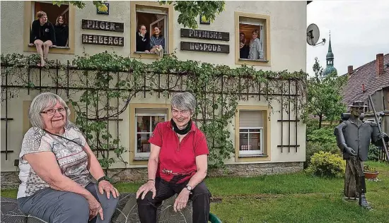  ?? ?? Ein Leben für das Pilgern: Monika Gerdes (rechts) und Maria Meyer beherberge­n Pilger in dem Haus, in dem sie auch wohnen. Hier ist gerade eine Gruppe Studenten zu Gast.