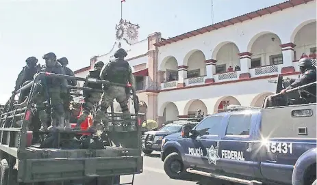  ??  ?? Los habitantes de Parácuaro, ubicado en la Región de Tierra Caliente a 190 kilómetros de la capital michoacana, también han solicitado, con el respaldo de la Iglesia católica, mayor seguridad.