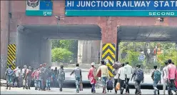  ?? ARVIND YADAV/HT PHOTO ?? Labourers seen near New Delhi railway station on Sunday.