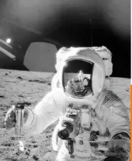  ??  ?? APOLO XII. Imágenes de archivo de la Misión Apolo XII, la segunda que puso al ser humano en la Luna. El astronauta Alan L. Bean sostiene un contenedor lleno de tierra lunar. Hoy, la misión Artemisa propone llevar a la primera mujer a la Luna.