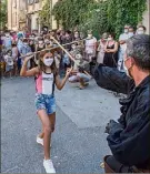  ??  ?? Les ateliers de Songe d’une nuit d’épée ont rameuté parents et enfants.