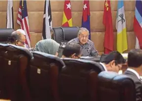  ??  ?? Dr Mahathir sentiasa berbincang sesuatu isu bersama anggota Kabinet.