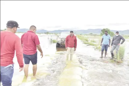  ??  ?? Minister of Local Government and Regional Developmen­t Nigel Dharamlall (centre) on the trail to Massara in Region Nine on Monday (DPI photo)