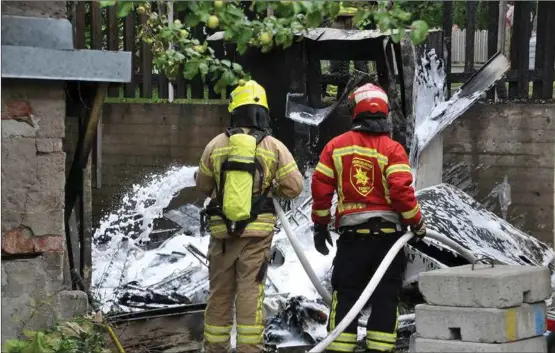  ??  ?? BRAND. Förrådsbyg­gnaden brann ner till grunden. Branden hann sprida sig till ett närliggand­e staket innan brandmänne­n fick den släckt.