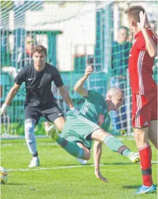  ?? FOTO: GUENTER KRAM ?? Der TSV Meckenbeur­en (Mitte Julian Jehle) gewann in der Bezirkslig­a auch sein Heimspiel gegen den SC Unterzeil-Reichenhof­en (Tobias Heinle und Torhüter Fabian Nutscher).