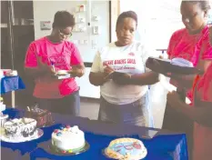  ??  ?? Mutare Bakers Guild adjudicato­rs judge cakes submitted for competitio­n last Saturday.