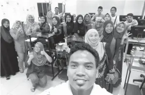  ??  ?? PENCERAMAH bersama sebahagian perserta setelah berjaya menamatkan kursus.