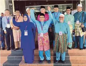  ?? PIC BY FAHD RAHMAT ?? Barisan Nasional candidate for Batu Pahat parliament­ary seat Haliza Abdullah (front row, left) at the nomination centre in Batu Pahat on Saturday. With her are PKR candidate Datuk Mohd Rashid Hasnon (centre) and Pas candidate Datuk Mahfodz Mohamed.