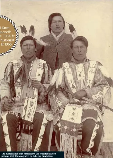  ??  ?? Tre överlevand­e från massakern vid Wounded Knee poserar stolt för fotografen en tid efter händelsen.