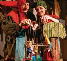  ?? Foto: Theater Knuth ?? Franka und Andreas Kilger touren normalerwe­ise mit ihren Stücken durch ganz Deutschlan­d. Das Foto zeigt die Puppenspie­ler des Eppisburge­r Theaters Knuth in dem Stück „Prinzessin Piparella und die 24 Ritter“.