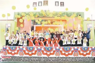  ??  ?? SENYUM: Peserta dan jemputan membuat pose ‘freestyle’ di hadapan lensa setelah tamat Majlis Pelancaran Program Serlahan Budi Negeri Sarawak: Kempen Smiles4U! 2017 di SMK Batu Kawa.