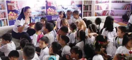  ?? JANSEN ROMERO ?? UGALIING MAGBASA Binabasaha­n ng libro ni Ms. Badette Cunanan, CSR head ng Manila Bulletin Publishing Corp. ang mga bata sa Parañaque Learning Lab matapos ang book turnover ceremony ng 1,014 na libro mula sa #ReadFor20 campaign ng kumpanya. Kasama ni Cunanan sa seremonya si Mr. Sonny Coloma, EVP ng MB, at ang mga kinatawan ng MovEd, at ng pamahalaan­g lungsod ng Parañaque.