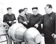  ?? ARCHIVO ?? Kim Jong-un observa un misil en un laboratori­o.