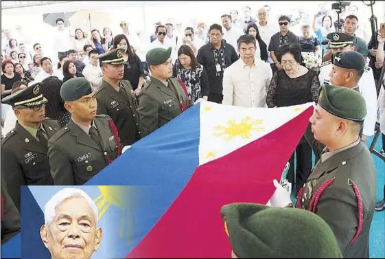  ?? JESSE BUSTOS ?? GOODBYE, NENE: A Philippine flag is draped over the casket of former Senate president Aquilino ‘Nene’ Pimentel Jr. as the democracy icon is given military honors at his final resting place at the Heritage Park in Taguig City yesterday. Also in photo are his widow Bing and son Koko. Story on Page 11.
