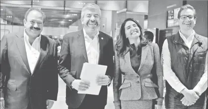  ??  ?? Los precandida­tos del PRD a la jefatura de Gobierno de la Ciudad de México Armando Ahued, Alejandra Barrales y Salomón Chertorivs­ki lograron un pacto de no agresión. Los acompaña Raúl Flores, presidente del sol azteca en la capital (segundo desde la...