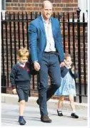  ??  ?? George (4) und Charlotte (2) besuchten am Nachmittag mit Papa William ihren Bruder.