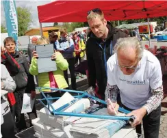  ?? Foto: Heidi Diehl ?? Ehrenkapit­än Täve Schur signiert den Radrahmen von Jan Anders.