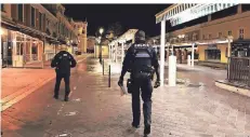  ?? FOTO: SERGE HAOUZI/DPA ?? In Nizza wachen Polizisten über die Ausgangssp­erre, die am Wochenende auf 38 weitere Departemen­ts ausgeweite­t wurde.