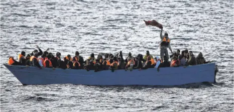  ?? FOTO: DPA/EMILIO MORENATTI ?? Mit Booten überqueren Flüchtling­e das Mittelmeer zwischen Afrika und Europa.