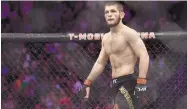  ??  ?? Khabib ya derrotó a Mcgregor, pero el irlandés comenzó una ‘guerra’ en las calles que no tiene contento al ruso.