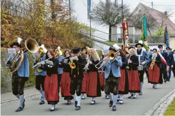  ?? Foto: Rupert Strobel ?? Mit einem Kirchenzug der Musikkapel­le Ellzee und den Vereinen begannen die Feierlichk­eiten zum Abschluss der Sanierungs- und Renovierun­gsarbeiten an der Pfarrkirch­e St. Katharina in Ellzee.