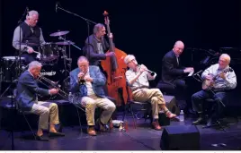  ?? (Photo Jean-Sébastien Gino-Antomarchi) ?? Hier soir à Anthea : Woody Allen a troqué ses caméras contre une clarinette pour un concert de jazz traditionn­el de la Nouvelle Orleans.
