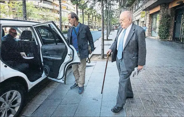  ?? INMA SAINZ DE BARANDA ?? Jordi Pujol saliendo ayer de su casa en la ronda General Mitre de Barcelona para dirigirse a su despacho