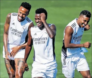  ?? ?? Militao, Vinicius y Rodrygo bromean en un entrenamie­nto del Real Madrid.