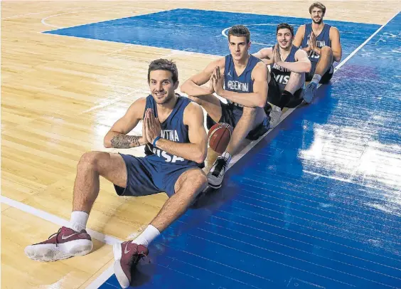  ?? MARCELO ENDELLI / FIBA.COM ?? El cuarteto mundialist­a. Nicolás Laprovítto­la, Nicolás Brussino, Lucio Redivo y Marcos Delía posan en el Superdomo.
