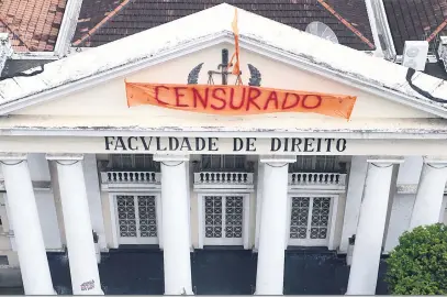  ?? Fábio Motta/Estadão Conteúdo ?? Uma faixa contra o fascismo pendurada no campus da Universida­de Federal Fluminense, em Niterói, foi retirada por agentes da PF a pedido do TRE-RJ