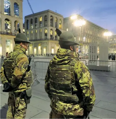  ??  ?? Allerta L‘esercito in servizio di sicurezza antiterror­ismo intorno al Duomo. Il simbolo di Milano è considerat­o, insieme al Teatro alla Scala, e alla città di Roma uno dei luoghi più a rischio in Italia ( foto Fracchia)